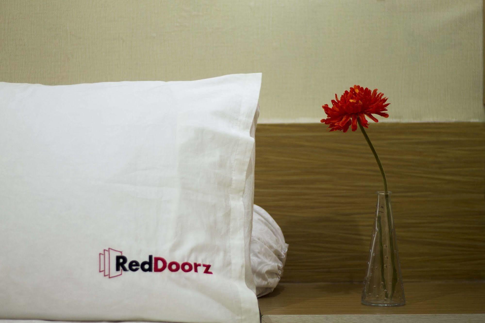 Hotel Reddoorz @ Fatmawati Raya Cilandak  Exterior foto